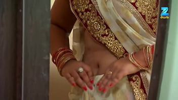 Sultry Hindi Starlet Flaunts Her Deep, Ravishing Navel