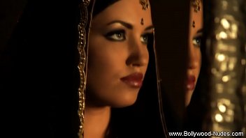 Bollywood Babe’s Seductive Moves