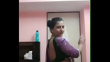 Curvaceous Pooja Bhabhi’s Alluring Dance Moves
