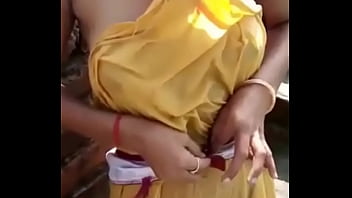 Desi Bhabhi’s Steamy Bath Time Video