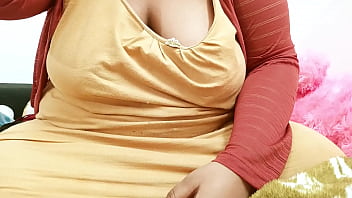 Sultry Bengali Bhabhi With Luscious Curves