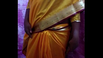 Desi Babe Peeling Off Her Saree To Flaunt Every Juicy Curve