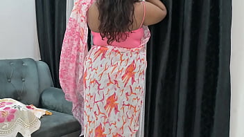 Sizzling Indian Bhabhi’s Tempting Tits