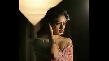 Sizzling Desi Babe’s Steamy Photoshoot