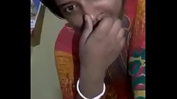 Curvy Desi Beauty Flaunting Her Tempting Figure