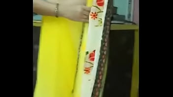 Shreya Bhabhi’s Sizzling Bra And Saree Reveal
