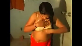 Desi Aunty Soaps Up Her Naked Body For The Camera