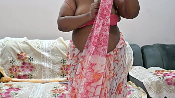 Desi Housewife’s Private Cam Show With Her Natural Tits Gets Exposed