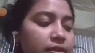 Kolkata Shantipur Chick Flaunting Her Bare Body On Cam