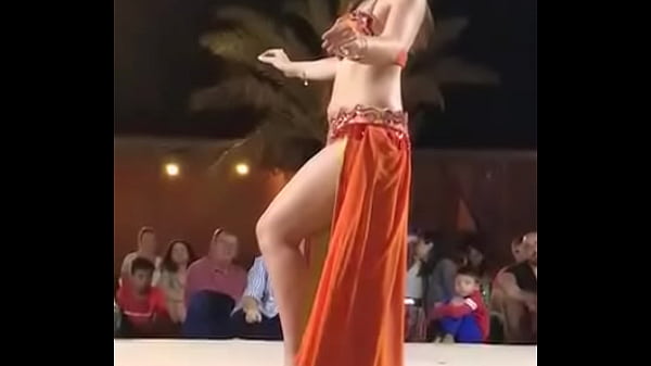 Busty Indian Babe Grinding And Twerking In A Seductive Dance
