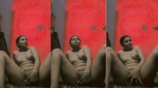 Bare Pakistani Babe Plunges Deep Into Her Snug Slit