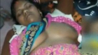Desi Babe In Sari Fingering Herself