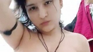 Sizzling Pakistani Babe Gets Completely Naked On Camera