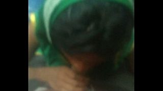 देसी आंटी ने लोकल ट्रेन में भिखारी से खुलकर सेक्स किया