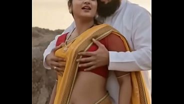 Desi Bhabhi Ka Saree Se Badan Dikh Raha, Chuchiyon Ko Daba Ke Pyaar Kiya